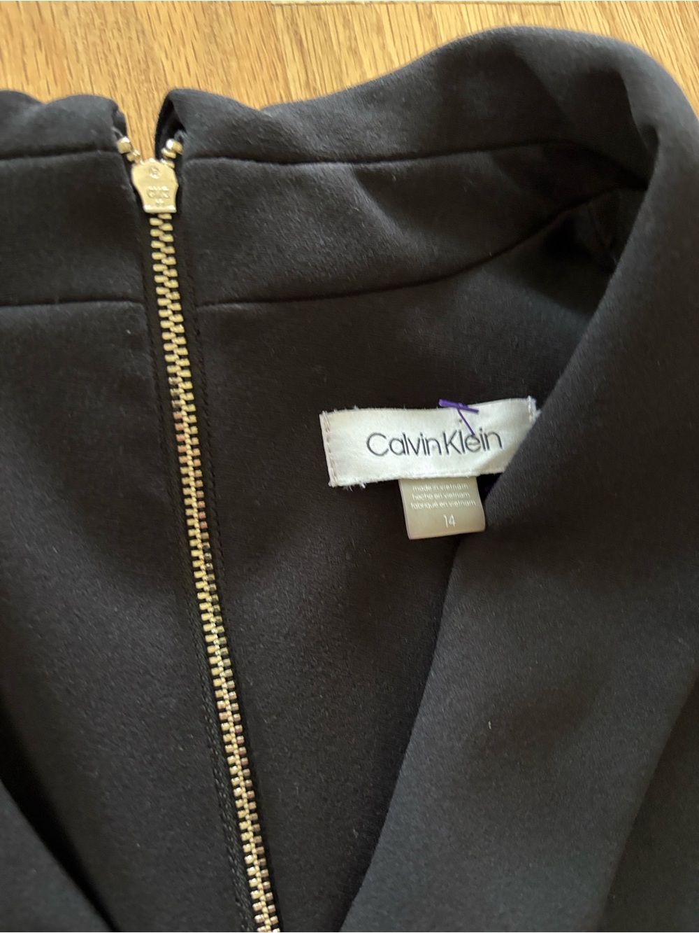CALVIN KLEIN Sleeveless Lapel Jumpsuit in black. - Picture 3 of 6